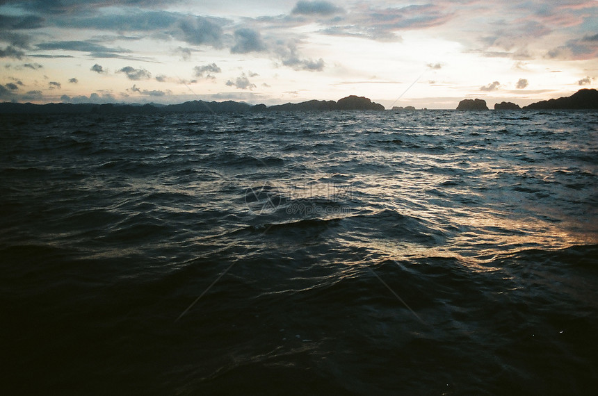 黄昏时的海洋表面图片