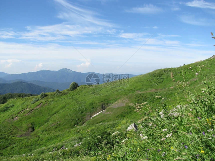 山山脉解脱旅行岩石石头山丘全景植物群青菜草甸天空图片