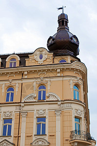 克拉科夫的典型建筑窗户阳台抛光住宅装饰品历史性建筑学公寓图片