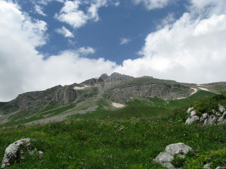 山山脉高地高山石头天空旅行山丘植物路线花朵斜坡图片