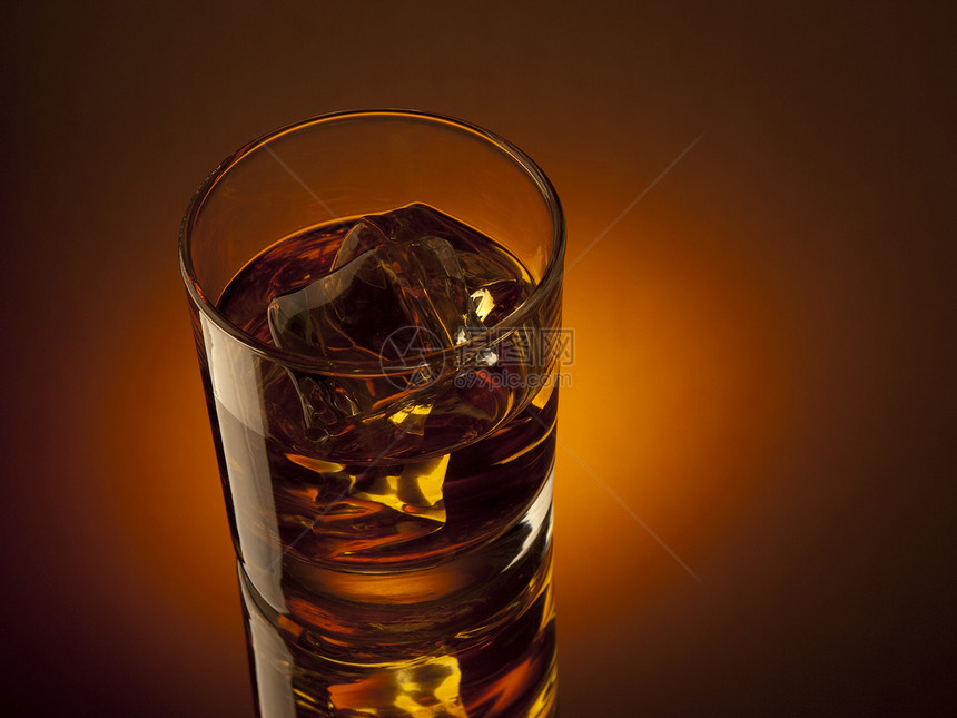 威士忌玻璃岩石享受反射图片