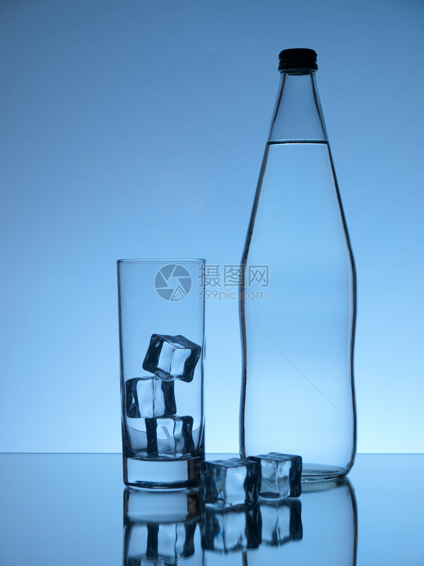 水瓶冰块图片