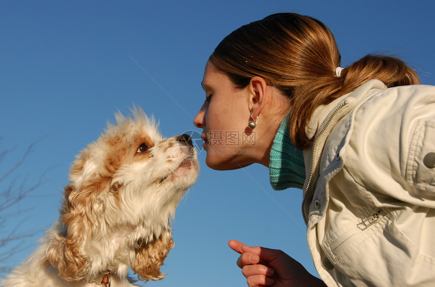 亲吻女人和狗朋友友谊接吻宠物青少年伴侣动物训练猎人猎犬图片