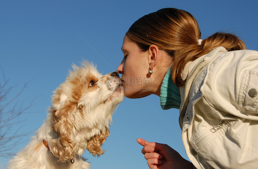 亲吻女人和狗友谊动物舌头英语训练猎人伴侣宠物接吻青少年图片