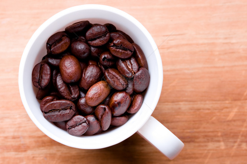 盛满咖啡豆的茶杯酒吧木头兴奋剂咖啡唤醒粮食陶瓷营养杯子制品图片