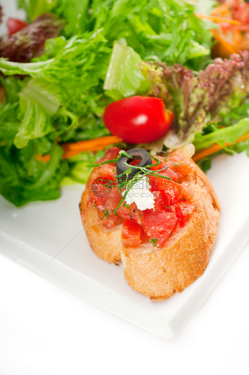 原意为意大利新鲜新布瑞舍塔手指小吃自助餐草本植物盘子食物蔬菜点心面包午餐图片