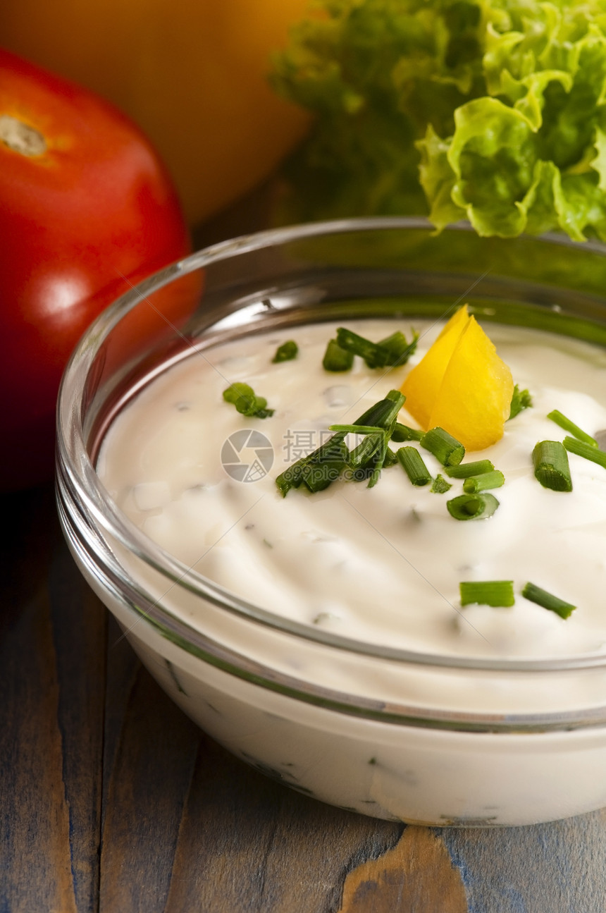 美味的奶油奶酪 配香肠和蔬菜奶制品草本植物饮食奶油状韭菜食物白色产品营养绿色图片