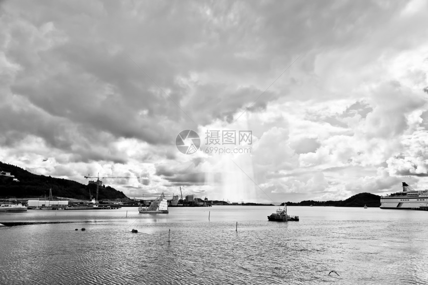 奥斯陆港的剧变云彩阳光天空太阳光白色黑色旅行海洋岩石乡村射线图片