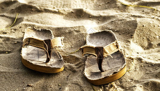 沙滩上的滑脚鞋背景图片