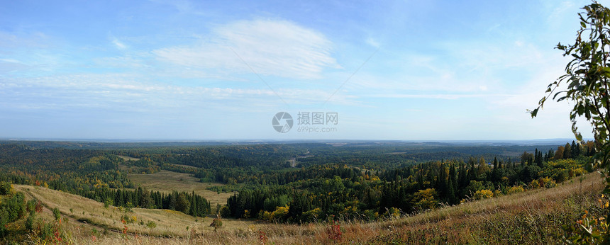 白山修道院红色黄色宗教全景风景蓝色爬坡树木绿色金子图片