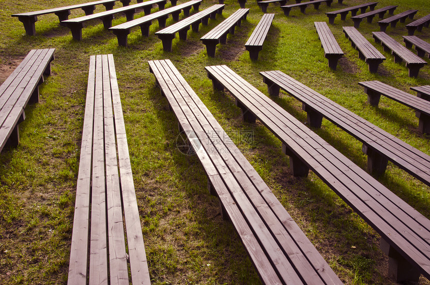 公园里的长椅休息家具绿色花园座位木头孤独季节图片