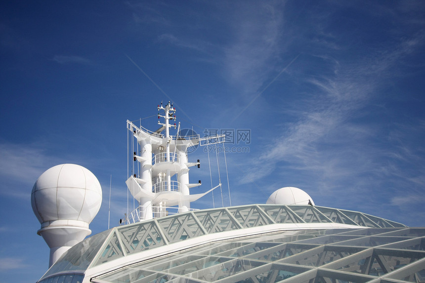 在游轮上斜桅热带天空衬垫巡航蓝色班级旅行船首奢华图片
