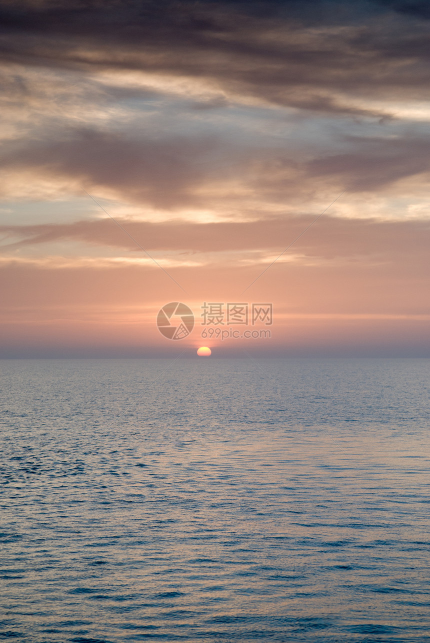太阳在海洋上升起地平线海滩天堂阳光力量太阳低潮波纹天空图片