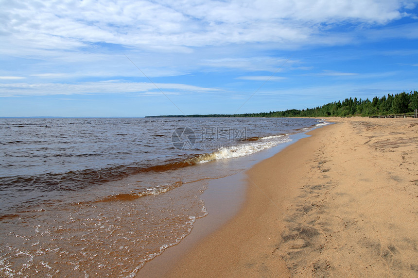 沙滩上的波浪地平线荒野蓝色天空湖岸旅游支撑海岸线阳光海岸图片