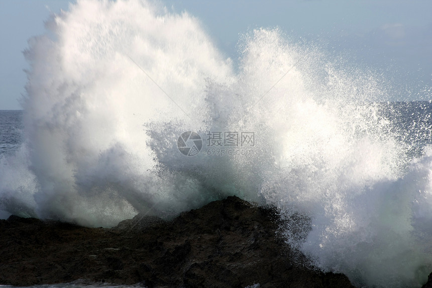 波浪断路器岩石危险海岸线力量水滴晴天海洋碰撞海浪图片