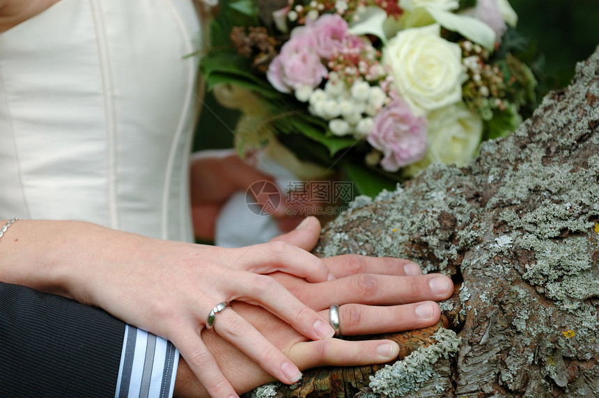 手 戒指和花束夫妻手指金子首饰珠宝新娘婚姻男人白色妻子图片