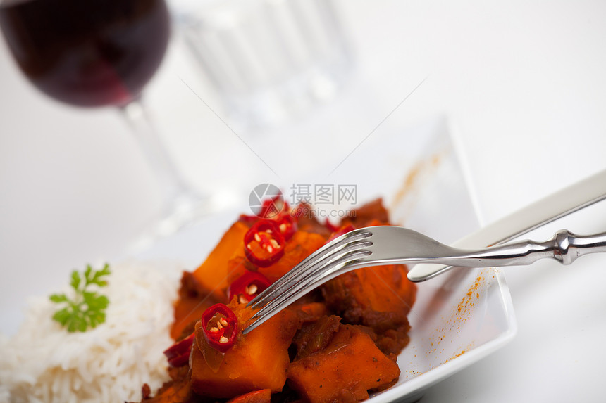 壁球咖哩的特写辣椒草本植物黄色种子食物课程香菜盘子白色美食图片