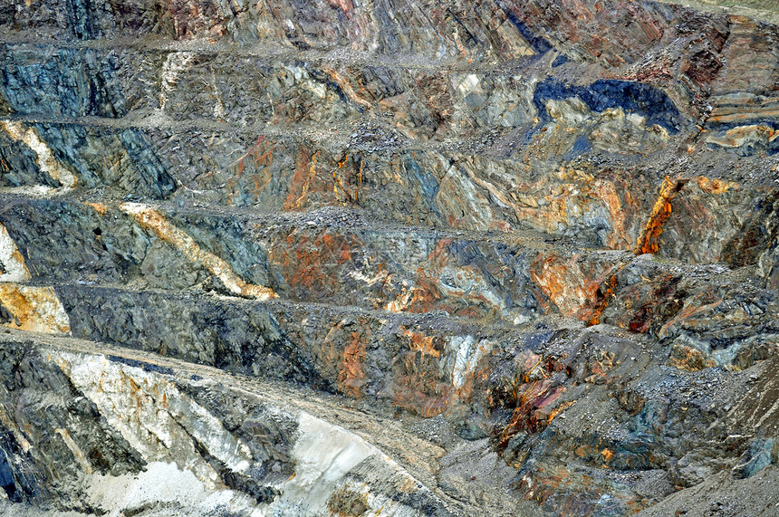 重建家园的矿山本垒矿业图片