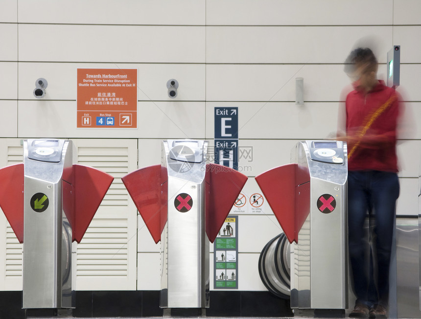 地铁入口运动小时管子售票处运输机器红色火车铁路城市图片