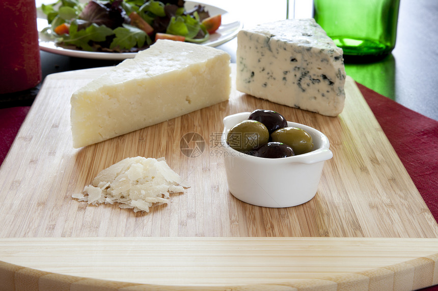 奶酪和橄榄蔬菜绿色小吃食物美食沙拉黑色图片