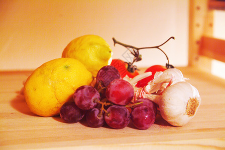 葡萄洋葱和柠檬背景图片