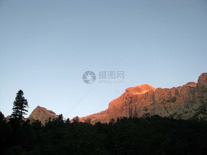 山山脉植物风景轨道天空石头高山植被岩石路线青菜图片