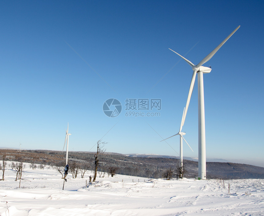 冬季的电风涡轮机图片