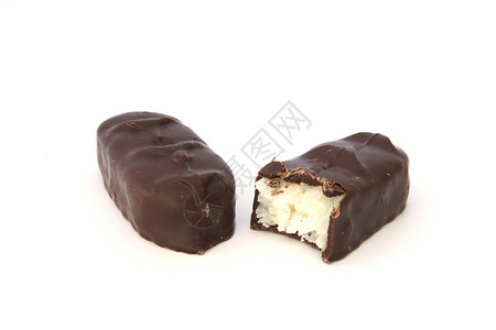 巧克力覆盖椰子棒食物椰子小吃白色背景图片
