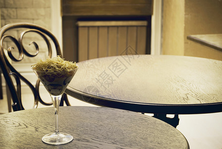沙拉在桌上盘子桌子享受玻璃土豆椅子咖啡店奢华饮食烹饪背景图片