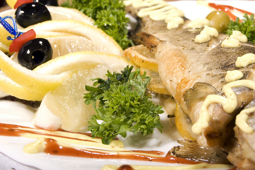 烤鱼菜单餐厅晚餐享受海鲜美食柠檬香菜沙拉蔬菜图片