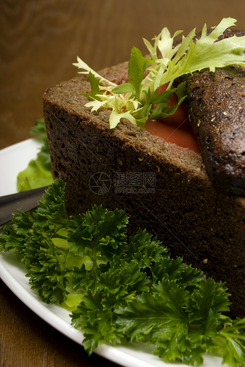红汤香菜美食烹饪沙拉奢华面包勺子晚餐桌子午餐图片