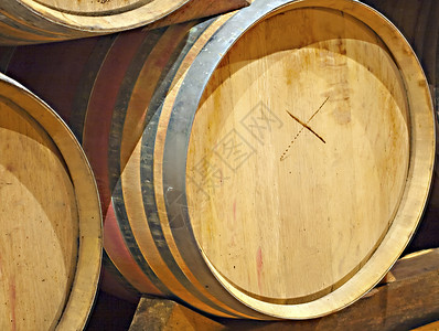 桶酒厂木头味道瓶子店铺增值税藤蔓木桶贮存酒窖背景图片