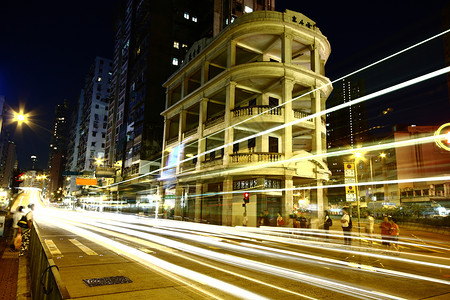 夜间快速移动汽车运输城市戏剧性时间建筑速度运动地标市中心交通背景图片