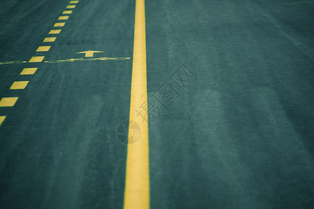 自行车轨道环境车道途径灰色街道旅行城市运动黄色调子背景图片
