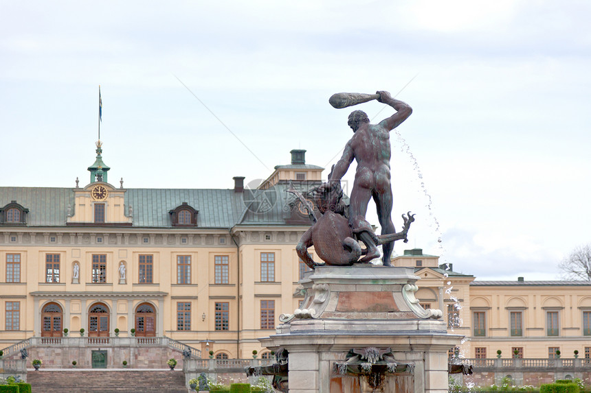 斯德哥尔摩市的宫旗帜国王家庭建筑天空皇家雕像房子蓝色风格图片