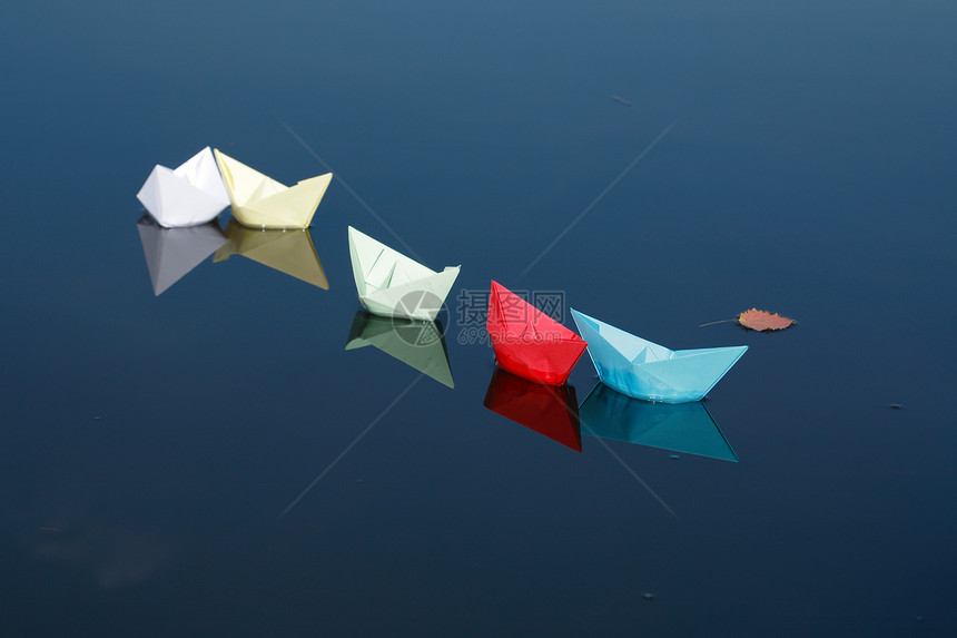 水上的纸船季节团队帆船舰队航海概念性导航逆境折纸运输图片