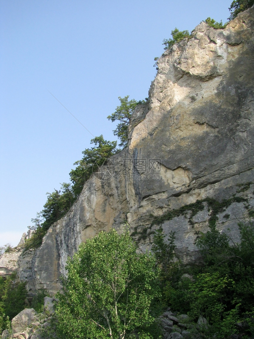 山山脉石头解脱斜坡岩石高地天空轨道青菜植物群山丘图片