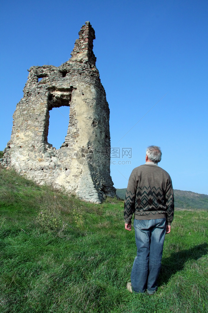 废废墟据点孤独防御男人建筑学岩石观光历史堡垒旅行图片