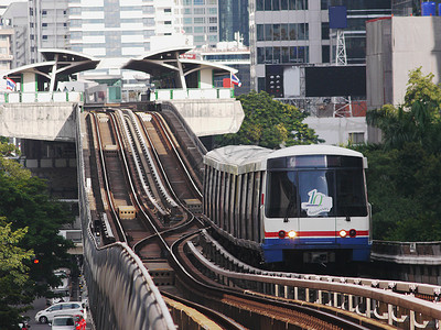 泰国曼谷高架铁路Skytrain平台车站运输城市火车民众车辆背景图片