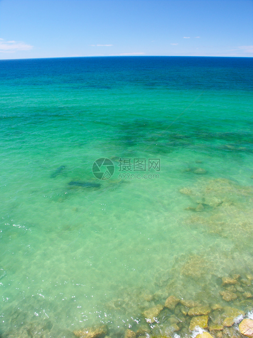 绿宝石水背景湖岸水晶活力液体国家岩石蓝色绿色图片