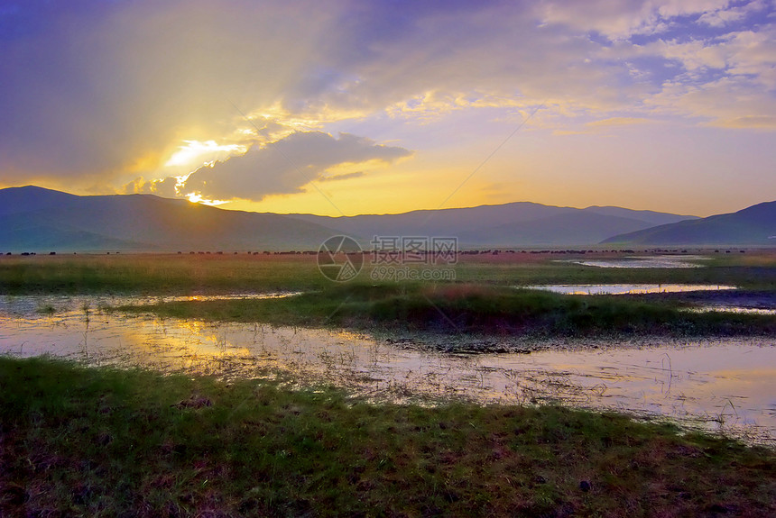 吉利安人草原的清晨视图河流天空风景丘陵山脉图片日出湿地图片