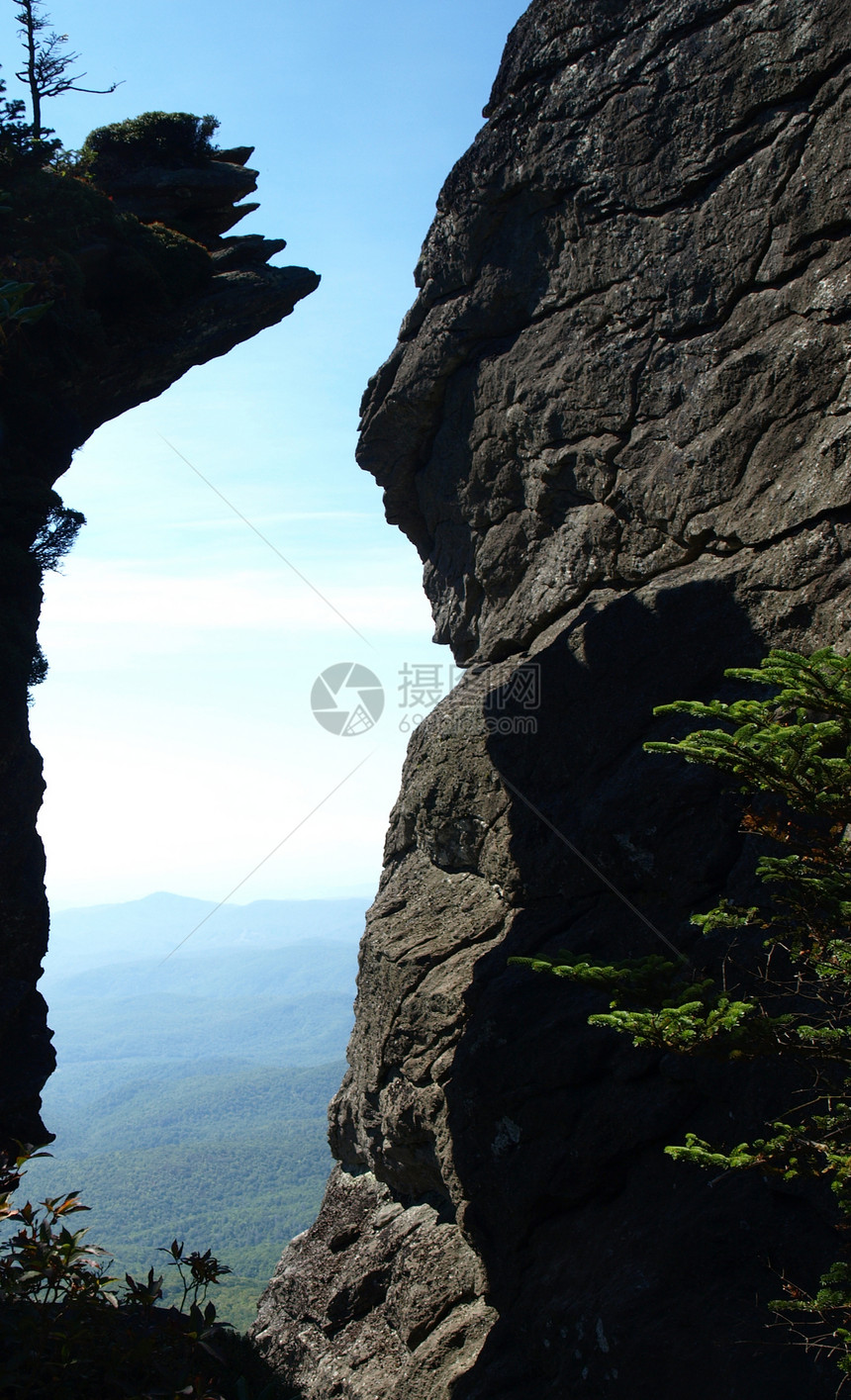 穿过岩石风景远足顶峰首脑图片