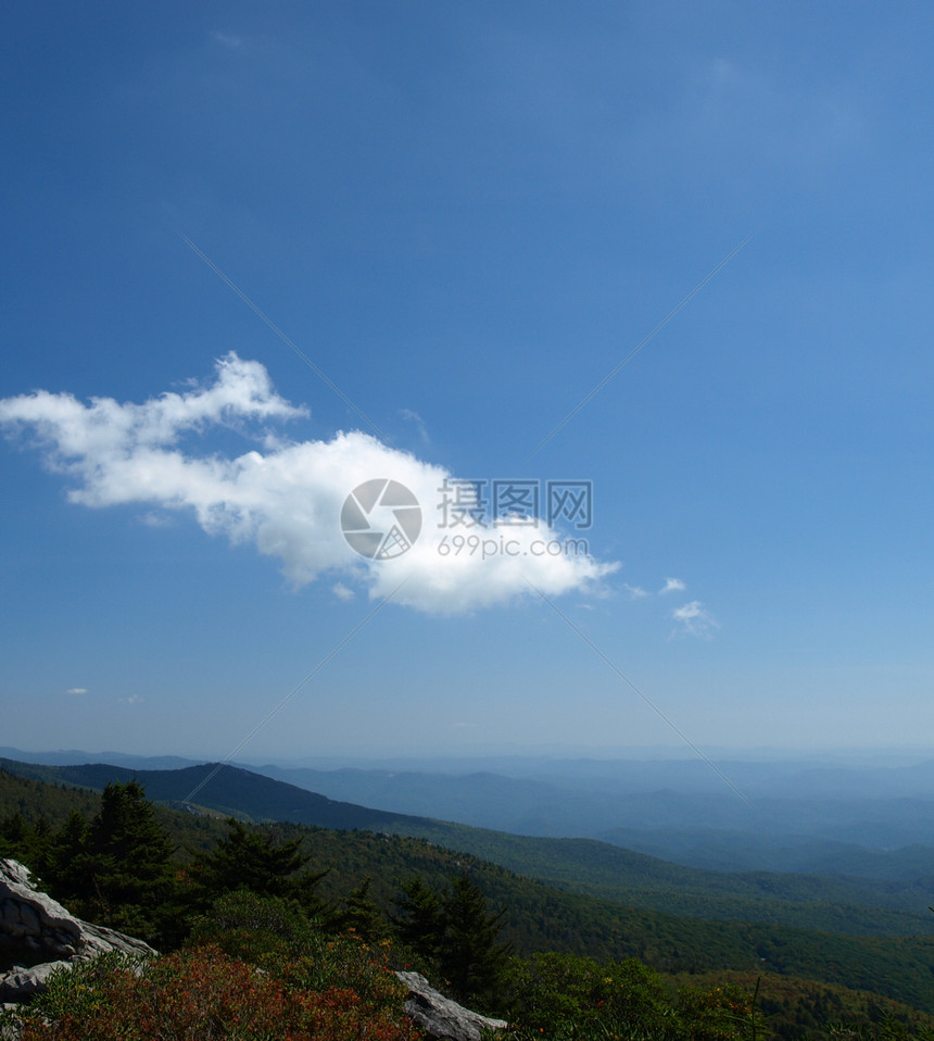 低云天空远足首脑顶峰岩石风景树木图片