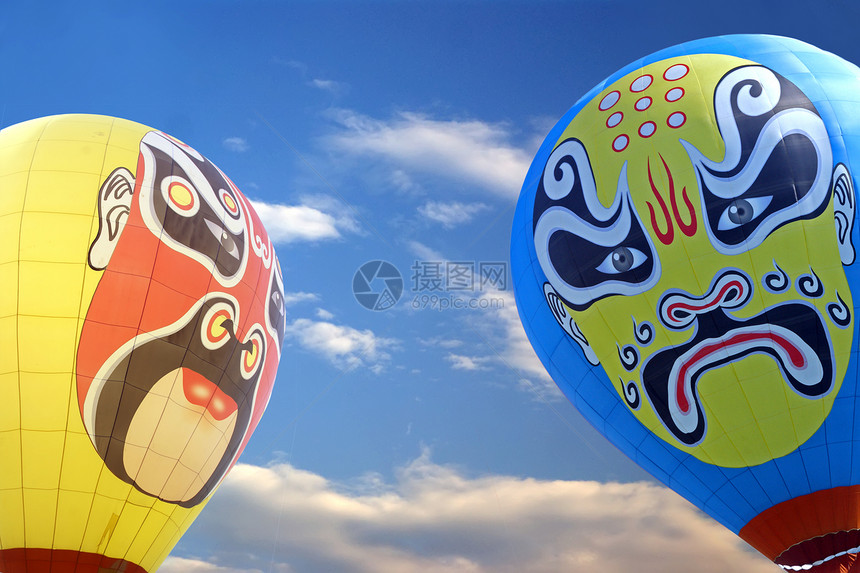 起飞前两个热空气气球的一部分黄色蓝色运动旅行红色天空图片