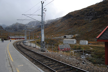 挪威山上火车站的火车站背景图片
