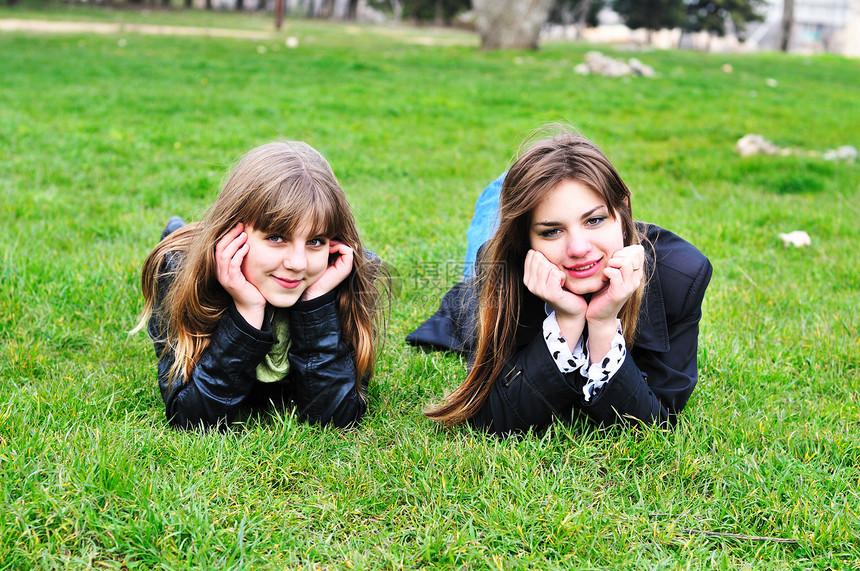 两个朋友姐妹友谊朋友们场地青少年女性喜悦享受公园团体图片