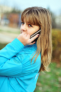 拥有移动电话的女孩沟通讲话学校手机女性青年学生说话细胞震惊背景图片