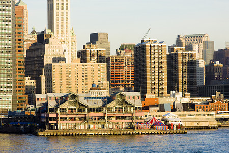 美国纽约市曼哈顿位置建筑物摩天大楼风光河流市政景观世界外观城市背景图片