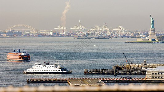 上纽约湾和自由女神像 美国纽约市水运船舶血管水手雕塑渡轮自由船只海湾水路背景图片