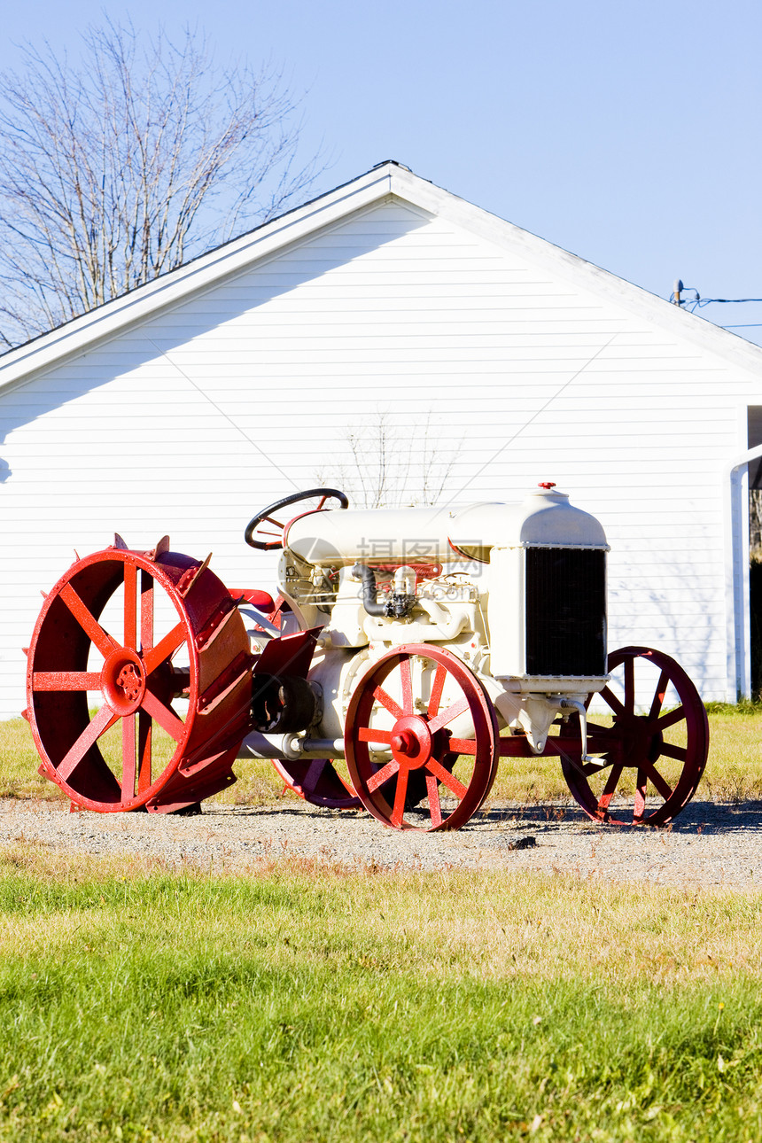 美国缅因州琼斯博罗附近的旧拖拉机农业农村乡村农具机器外观车辆农业机械农场机械图片